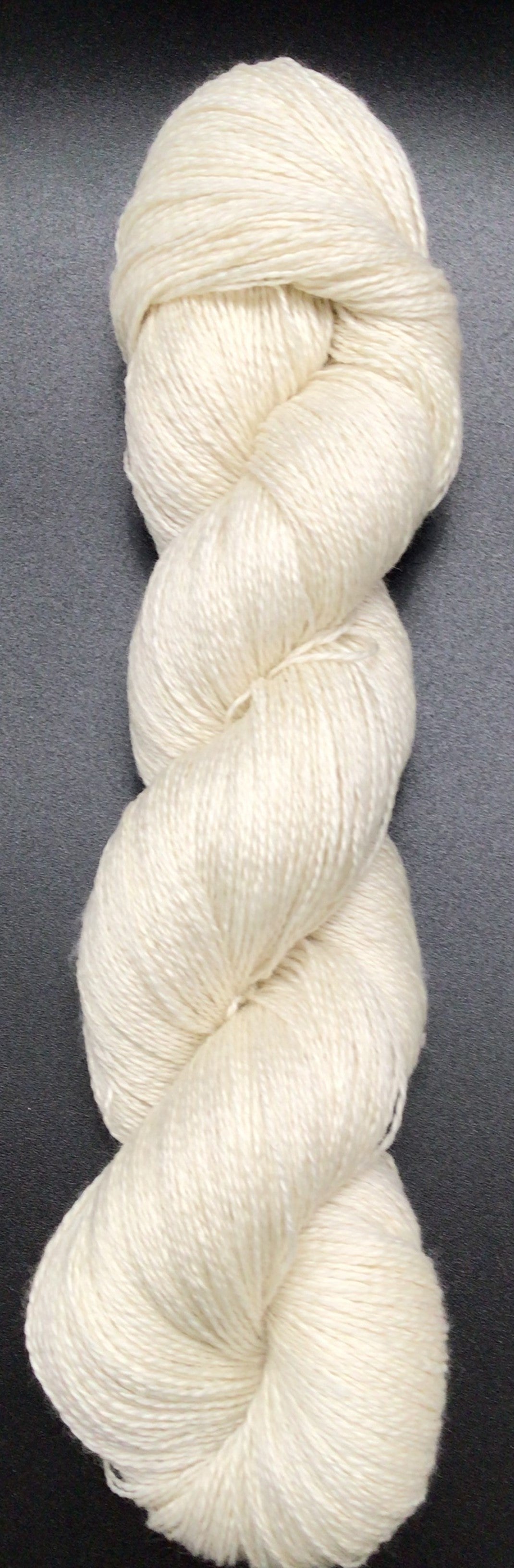 80% Laine Mérinos Superwash/ 10% Cachemire / 10% Nylon 80% Laine Mérinos Superwash/ 10% Cachemire / 10% Nylon
