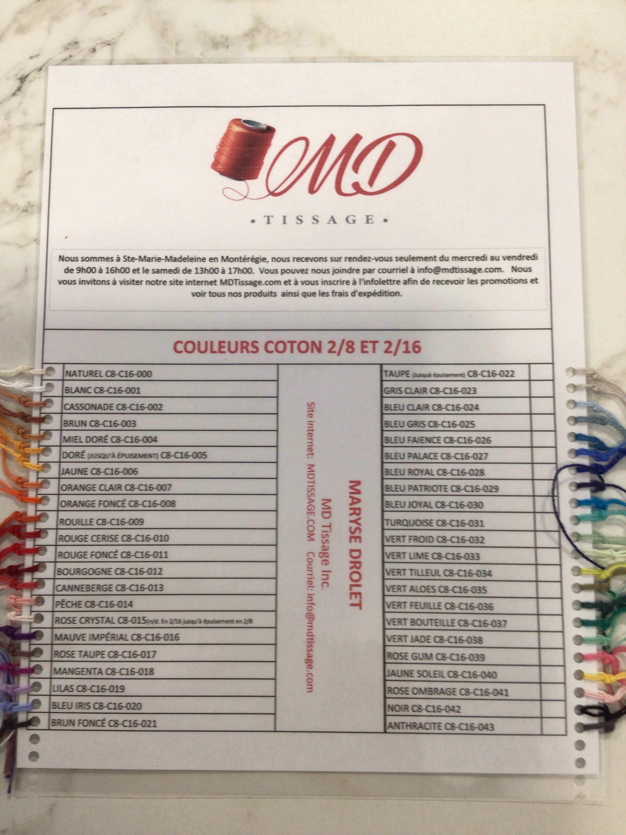 Carte d'échantillons de couleurs avec échantillons laminés